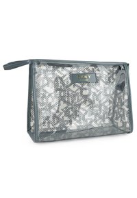 Bolsa de cosméticos transparente con un patrón geométrico en blanco y negro. Cuenta con un zipper gris y una etiqueta de placa dorada de la marca. Forma rectangular.