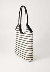 Borsa a spalla a righe in nero e crema, realizzata in tessuto intrecciato. Presenta manici lunghi e piatti e un accent decorativo a catena.