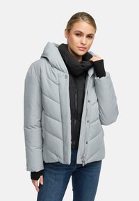 Doudoune gris clair avec capuche, dotée d'un quiltage diagonal, de boutons-pression et d'une doublure intérieure noire contrastante. Tissu durable et finition texturée.