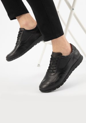 Lace-ups - black