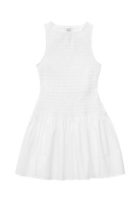 Robe blanche sans manches avec corsage smocké et jupe froncée, dotée d'un col rond et d'un tissu léger.