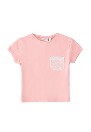 Maglietta rosa tenue a maniche corte con scollo rotondo e una tasca in pizzo bianco sul petto sinistro.