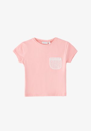 Maglietta rosa tenue a maniche corte con scollo rotondo e una tasca in pizzo bianco sul petto sinistro.
