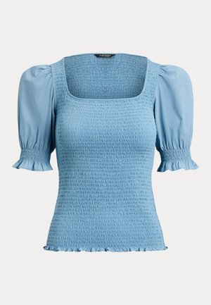 Blouse bleu clair à manches courtes avec smocks, encolure carrée, manches bouffantes et poignets et ourlet volantés.