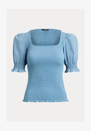 Lyseblå smockbluse med korte ermer, firkantet halsutringning, puffede ermer og rysjekanter på mansjetter og nederkant.