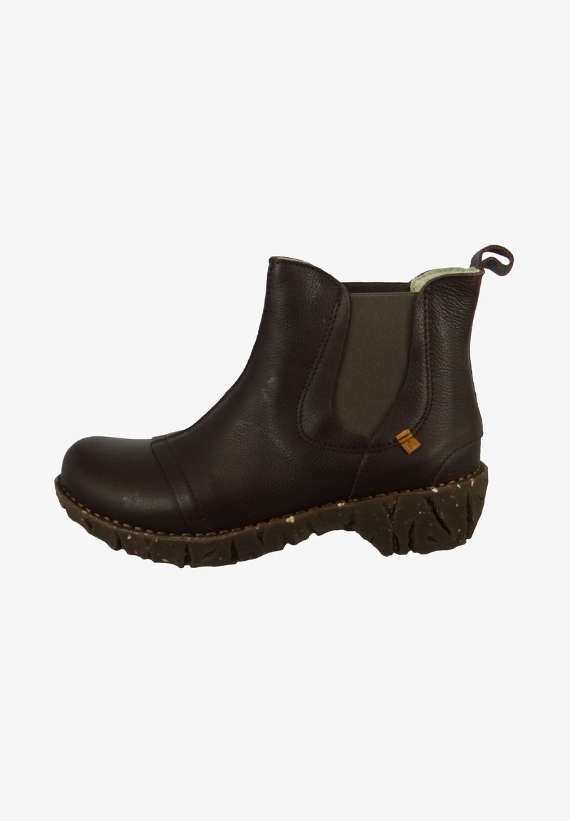 Stivale alla caviglia in pelle marrone con pannelli elastici laterali, suola texturizzata e un tassello per il tiraggio. Caratterizzato da una punta arrotondata e una suola robusta e spessa.