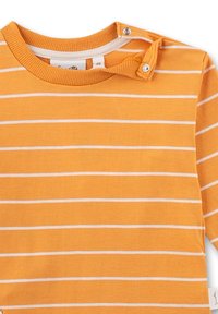 Oranges Baby-Shirt mit langen Ärmeln, dünnen weißen horizontalen Streifen und Druckknöpfen am Halsausschnitt.