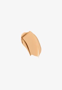 Crema beige claro con una textura suave y brillante, aplicada en una forma curva y afinada sobre un fondo blanco.