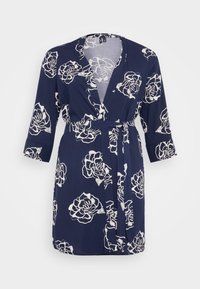 Mörkblå morgonrock med vitt blommönster, lätt tyg, V-ringning, ärmar till trekvartslängd och knytband i midjan.