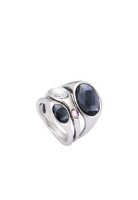 Anillo de plata de ley con tres piedras facetadas de forma irregular: una clara, una azul oscura y una rosa. Acabado suave y pulido.
