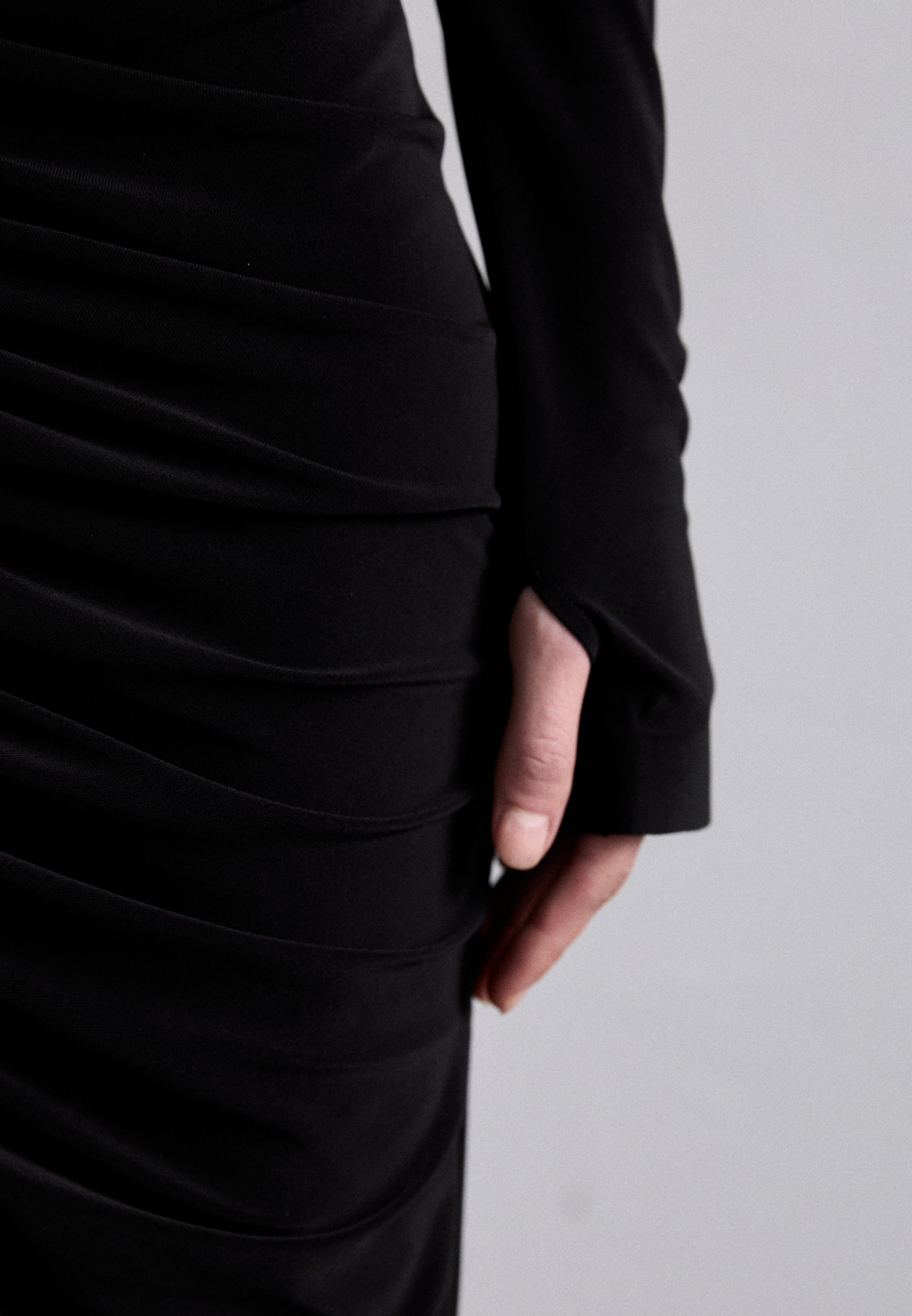 Norma Kamali LONG SLEEVE V NECK SHIRRED FRONT DRESS TO KNEE