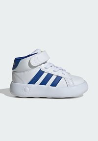 Sneakers bianchi alta con accenti blu, in materiale sintetico, con strap in velcro e lacci. Presentano tre strisce blu sui lati e una punta arrotondata.