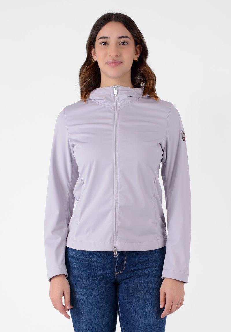 Giacca zip-up di un leggero colore lavanda con cappuccio, caratterizzata da una vestibilità slim, una texture liscia e tasche frontali con zip. Dettaglio del logo sulla manica.