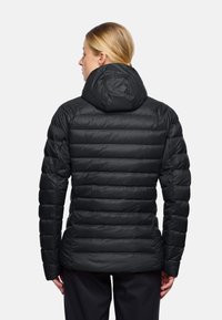 Schwarze Pufferjacke mit horizontalen Steppabschnitten, Kapuze und einer glatten, glänzenden Textur. Verfügt über enge Bündchen und eine taillierte Silhouette.