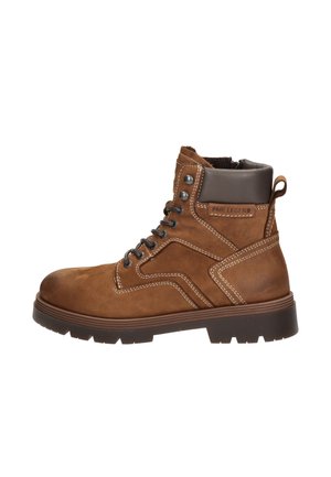 Bottine en cuir marron avec col rembourré marron foncé, œillets métalliques, lacets noirs, semelle robuste et étiquette "PME Legend" sur le côté.