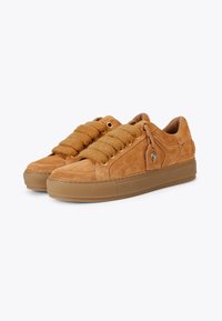 Brązowe zamszowe sneakersy z grubym, teksturowanym sznurowaniem, złotymi oczkami i gumową podeszwą z subtelnym wzorem.