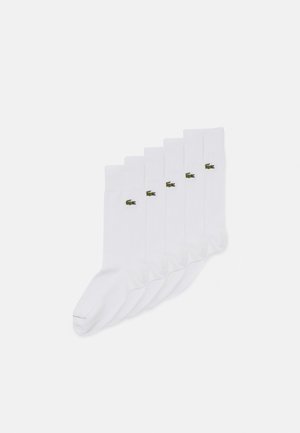 Weiße Baumwollsocken mit gerippten Oberteilen, mit einem kleinen grünen Lacoste-Logo auf jeder Socke. Das Paket enthält fünf Paar.