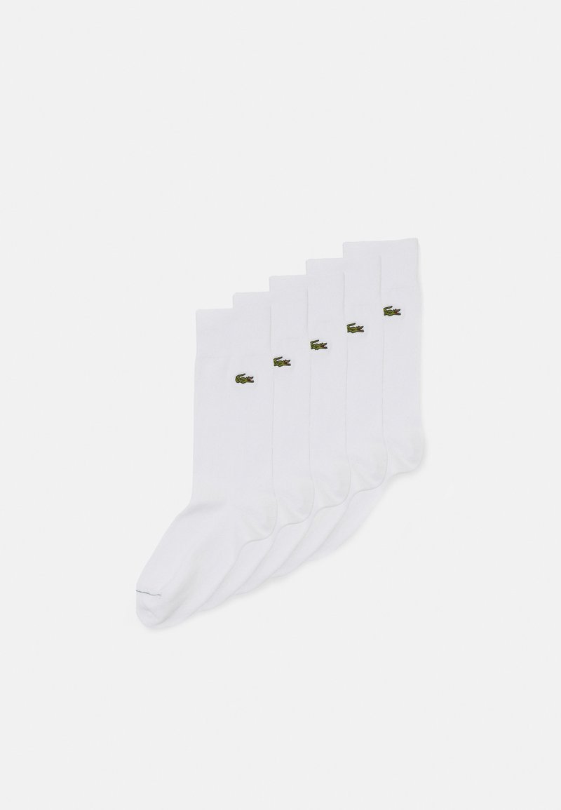 Calcetines de algodón blancos con puños acanalados, que presentan un pequeño logo de Lacoste en color verde en cada uno. El paquete incluye cinco pares.
