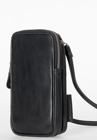 Schwarze Ledertasche mit rechteckiger Form, ausgestattet mit einem silbernen Reißverschluss, einer Seitentasche und einem abnehmbaren Schulterriemen. Glatte Oberfläche mit minimalistischem Design.