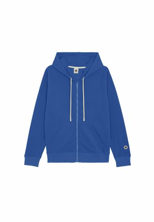 Sweat à capuche zippé bleu avec poches avant, cordons de serrage blancs et un petit écusson circulaire sur le poignet de la manche gauche.