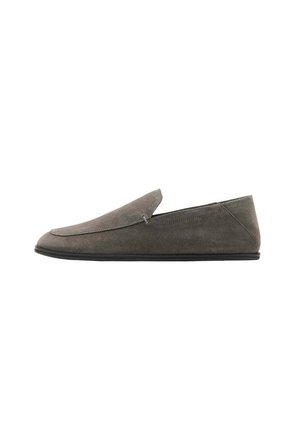 Scarpa slip-on in camoscio grigio con suola nera bassa, punta arrotondata e design minimalista, mostrata di profilo su sfondo bianco.