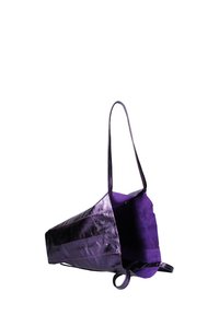 Borsa in ecopelle viola di forma triangolare, con un'esterno liscio e un interno morbido. Presenta manici lunghi e un design minimalista.