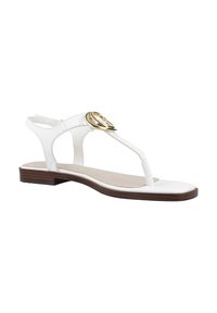 Sandalo bianco con un design a T-strap, accentato da dettagli in oro, suola piatta e tacco in legno marrone chiaro. Texture liscia con dettagli minimi.