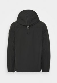 Chaqueta negra con capucha y correa de hebilla en la parte posterior, mangas largas y costuras mínimas visibles, presentada sobre un fondo blanco.