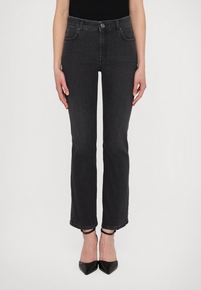 Černé džíny z denimu se slim fit, pěticípým designem a zapínáním na knoflík. Mají střední pas a délku u kotníků.