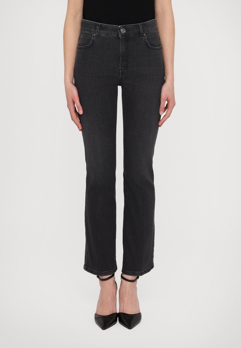 Sorte denim jeans med slim fit, fem-lomme design og knaplukning. Har en mellemhøj talje og ankellængde.