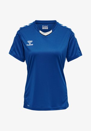 T-shirt de sport bleu en matériau léger. Possède un col en V, des manches courtes et des accents blancs sur les épaules. Logo de la marque sur la poitrine.