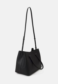 Bolso tote de cuero negro con forma estructurada, asas dobles y correa de hombro ajustable. Acabado texturizado con un diseño minimalista.