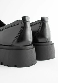 Next WIDE FIT FOREVER COMFORT CHUNKY LOAFERS - Scarpe senza lacci - mottled black