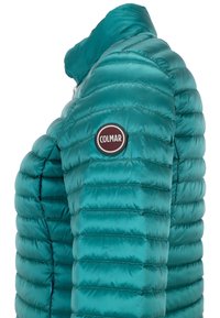 Tyrkysová prošívaná bunda s vysokým límcem a kulatou nášivkou s logem Colmar na levém rameni. Přední zapínání na zip.