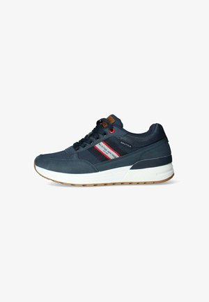 Sneaker navy in materiali mesh e suede, con intersuola bianca, suola in gomma, strisce rosse e navy, e dettaglio in pelle marrone sulla linguetta.