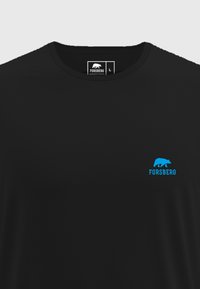 T-shirt in cotone nero con un logo di orso azzurro e la scritta "FORSBERG" sulla parte sinistra del petto. Collo a giroclassico, maniche corte.