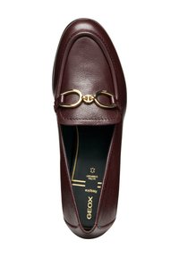 Mocasines de cuero burdeos con puntera redondeada, detalle de hebilla falsa y plantilla acolchada. En el interior incluye la marca "GEOX" y "Ultra Comfort".