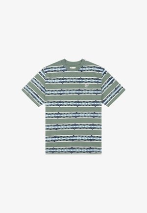 Maglietta a righe verdi in cotone, con motivi tribali orizzontali blu e blu scuro. Collo rotondo; piccolo logo sul petto a sinistra.