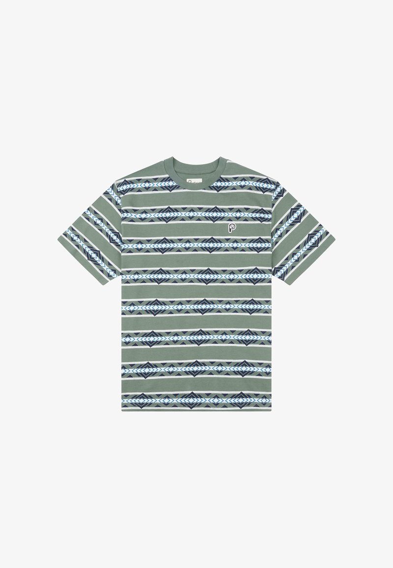 Maglietta a righe verdi in cotone, con motivi tribali orizzontali blu e blu scuro. Collo rotondo; piccolo logo sul petto a sinistra.