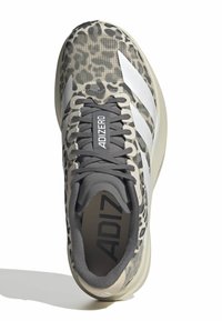 Sportlicher Schuh im Leopardenmuster mit einem grauen Mesh-Obermaterial, weißen Akzenten und einer strukturierten Gummisohle. Schnürsenkel und Branding auf der Zunge sind sichtbar.