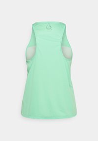 Mintgroene atletische tanktop gemaakt van ademende meshstof, met een racerback-ontwerp en open zijpanelen voor verbeterde ventilatie.