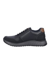 Baskets en cuir noir avec une finition texturée, semelle en caoutchouc grise, accent sur le talon contrastant en marron, et lacets foncés. Embout renforcé.