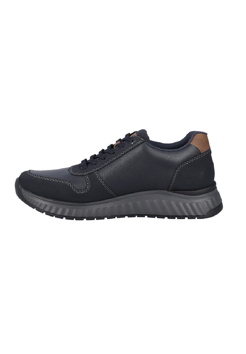 Baskets en cuir noir avec une finition texturée, semelle en caoutchouc grise, accent sur le talon contrastant en marron, et lacets foncés. Embout renforcé.