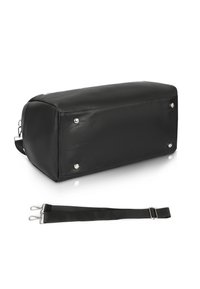 Černá obdélníková taška vyrobená z umělého materiálu s hladkým povrchem, se stříbrnými kovovými doplňky a odnímatelným popruhem. Pevný základ s kovovými nožičkami.