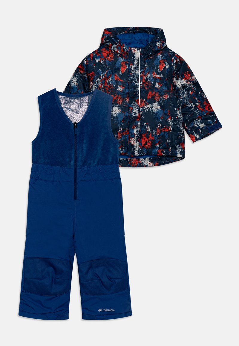Mornarška zimska obleka, ki vključuje podloženo jakno z večbarvnim abstraktnim vzorcem in usklajene izolirane hlače z mehkim notranjim podloženjem.