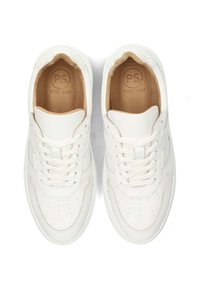 Baskets blanches en cuir avec un talon texturé, une surface lisse, un bout rond et des détails perforés. Les lacets sont blancs, l'intérieur a une finition beige.