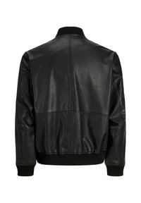 Veste bomber en cuir noir vue de dos avec col, poignets et taille côtelés, affichant des panneaux en cuir texturé et des détails de couture.