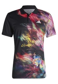 Polo shirt nera con un motivo astratto colorato, caratterizzato da tonalità di rosso, blu e giallo. Presenta il logo bianco di Adidas sul petto.