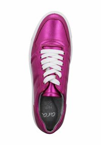 Sneaker metallizzato fucsia con lacci bianchi, punta arrotondata e interno grigio. Presenta dettagli di cucitura lungo i lati.