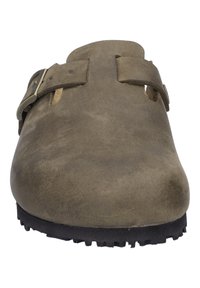Olijfgroene suede klompen met een ronde neus, twee verstelbare riemen met gespen en een gestructureerde rubberen zool voor grip.